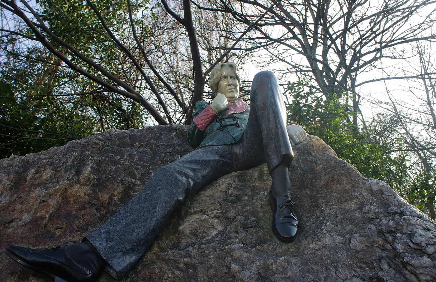 The bronze figure of Oscar Wilde reclining on a quartz boulder in Merrion Square, Dublin