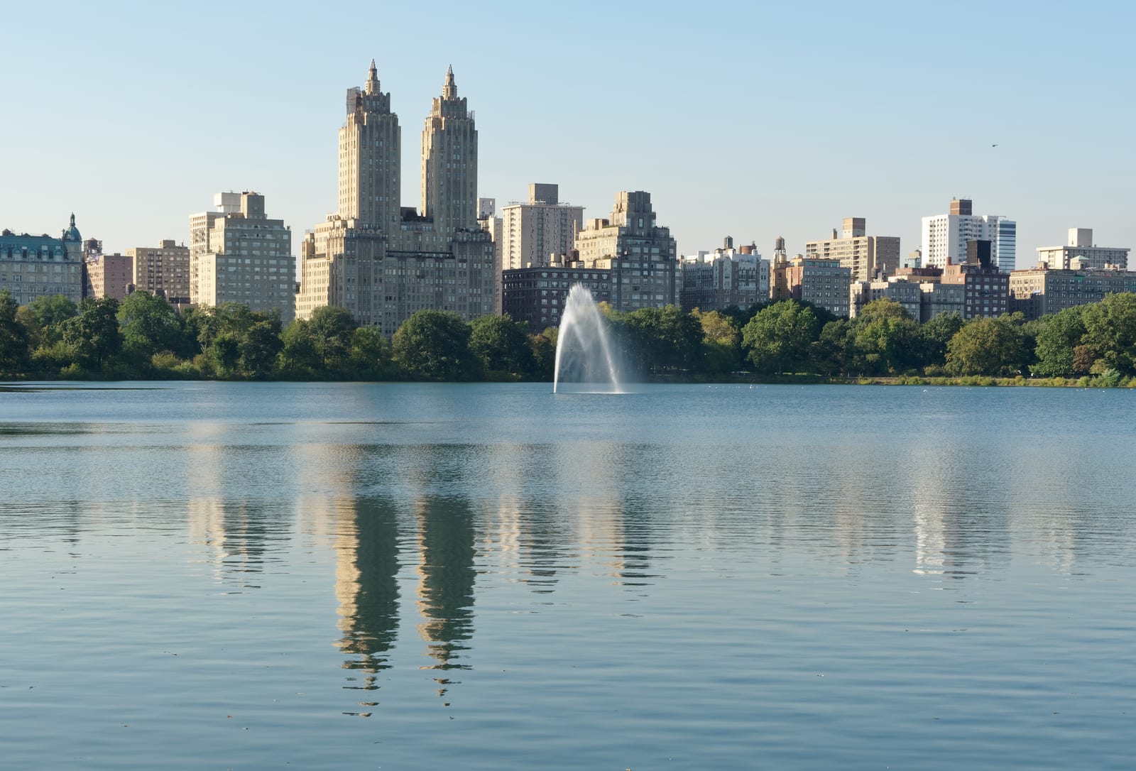 The Jacqueline Kennedy Onassis Reservoir in Central Park, with its fountain and the Upper East Side skyline